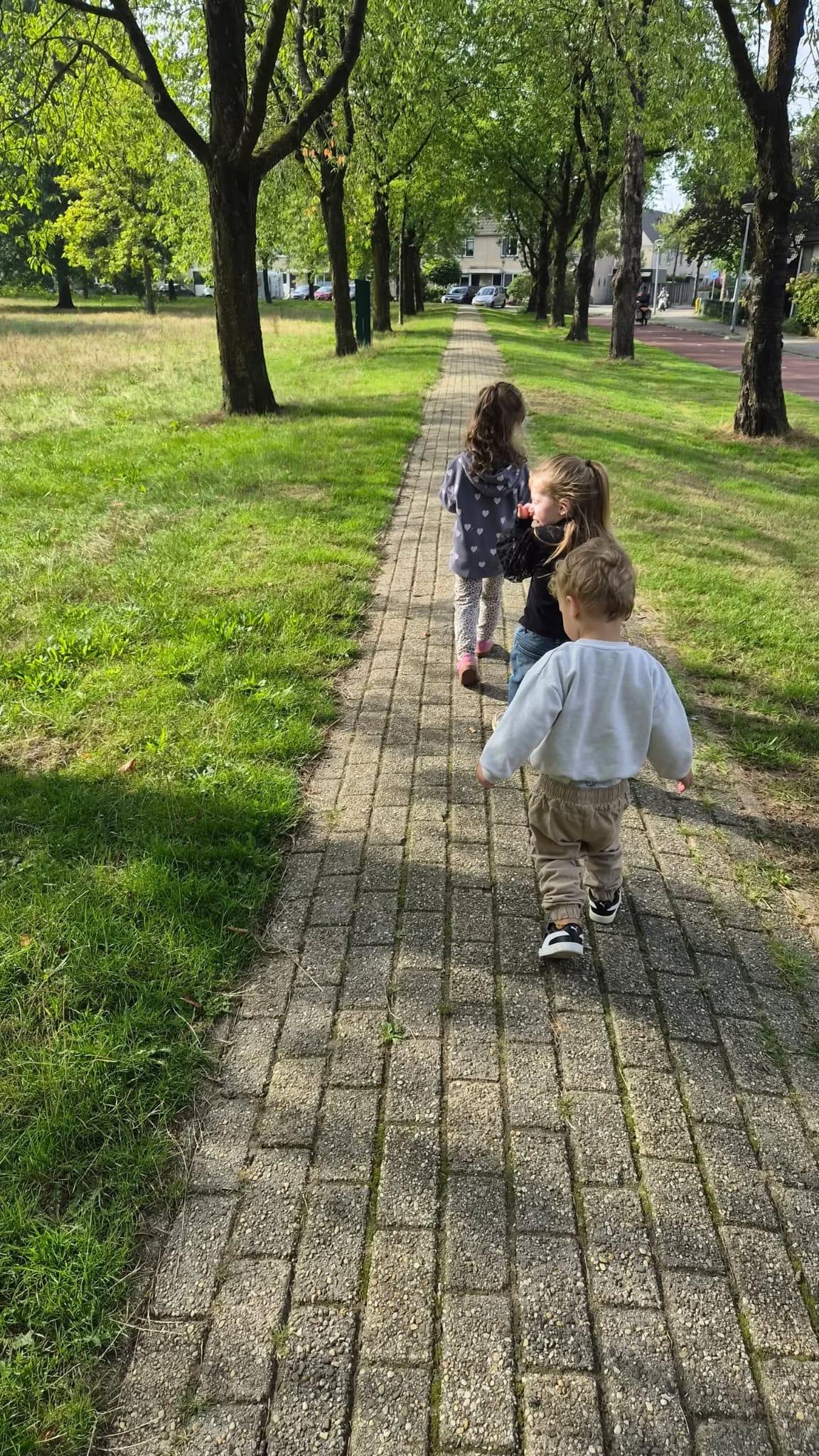 Kinderen wandelen samen buiten in Ede