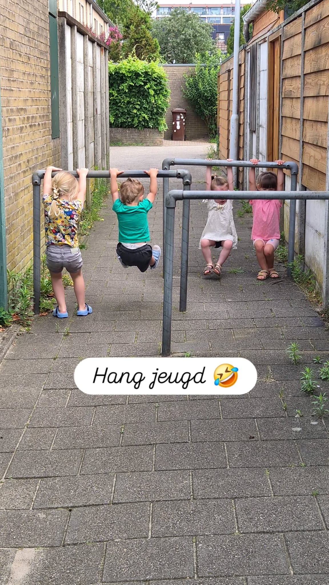 Kinderen spelen samen buiten