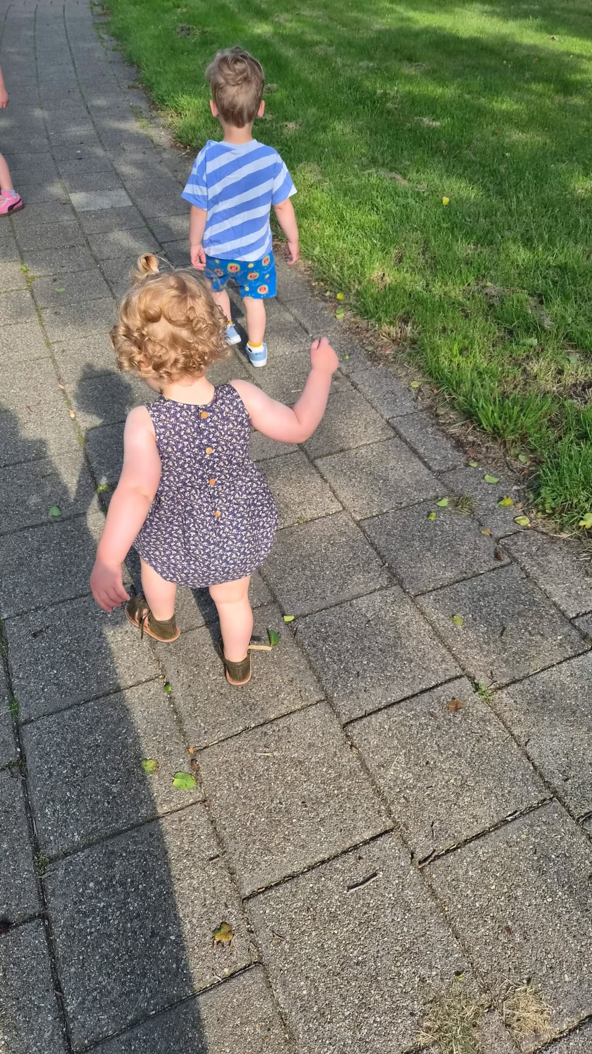 Kinderen samen buiten tijdens de opvang
