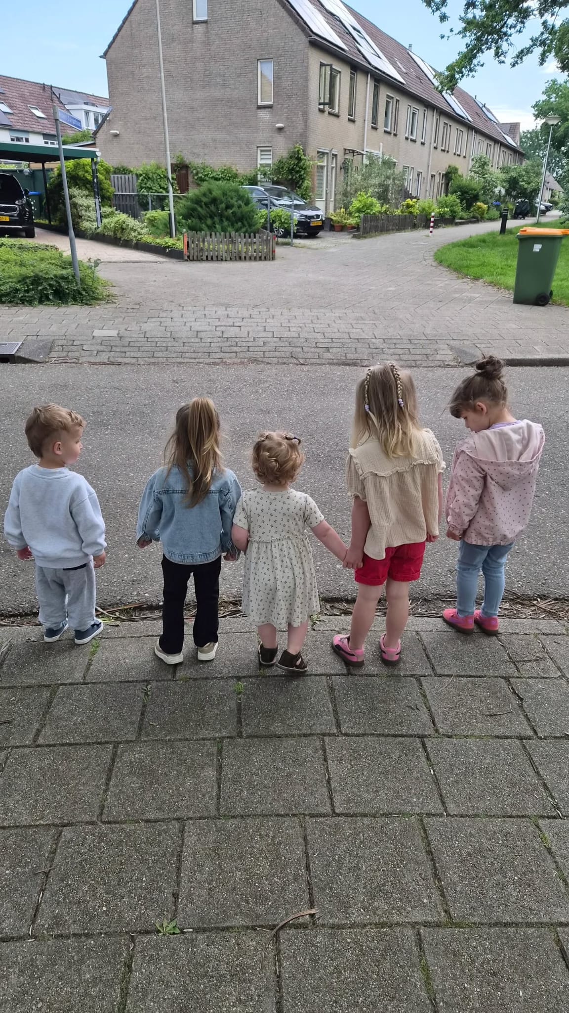 Kinderen samen buiten tijdens een opvangdag